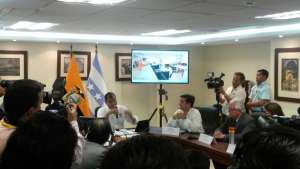 El jefe de Estado mantuvo un conversatorio con medios de comunicaci&oacute;n de Guayaquil desde el edificio del gobierno zonal.