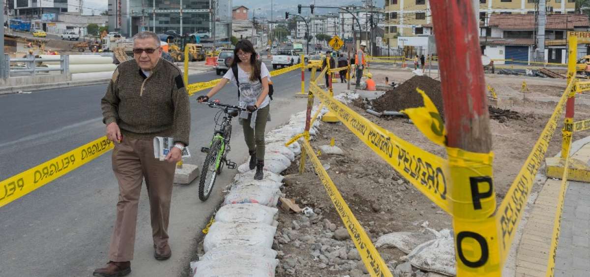 Las obras del intercambiador de la av. De los Granados complican a los veh&iacute;culos y a los transe&uacute;ntes.