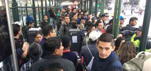 Aglomeraci&oacute;n de personas en la Terminal de La Mar&iacute;n debido al paro de transporte. 