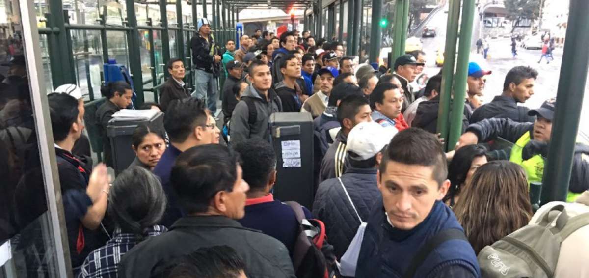 Aglomeraci&oacute;n de personas en la Terminal de La Mar&iacute;n debido al paro de transporte. 