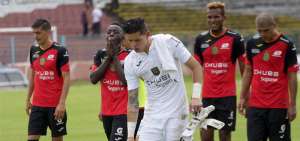 El portero Brian Heras (blanco) no oculta su malestar por el resultado. Las caras largas son una constante en Deportivo Cuenca luego de cada partido.