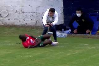 Director técnico pateó por accidente a jugador rival en la Copa Ecuador
