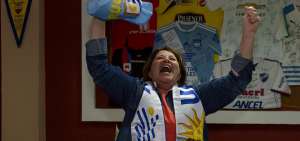 Delia Z&aacute;rate grita con alegr&iacute;a por la clasificaci&oacute;n de Uruguay a octavos. Diez aficionados charr&uacute;as vieron el partido en el local del &ldquo;Negro&rdquo; Muniz. 