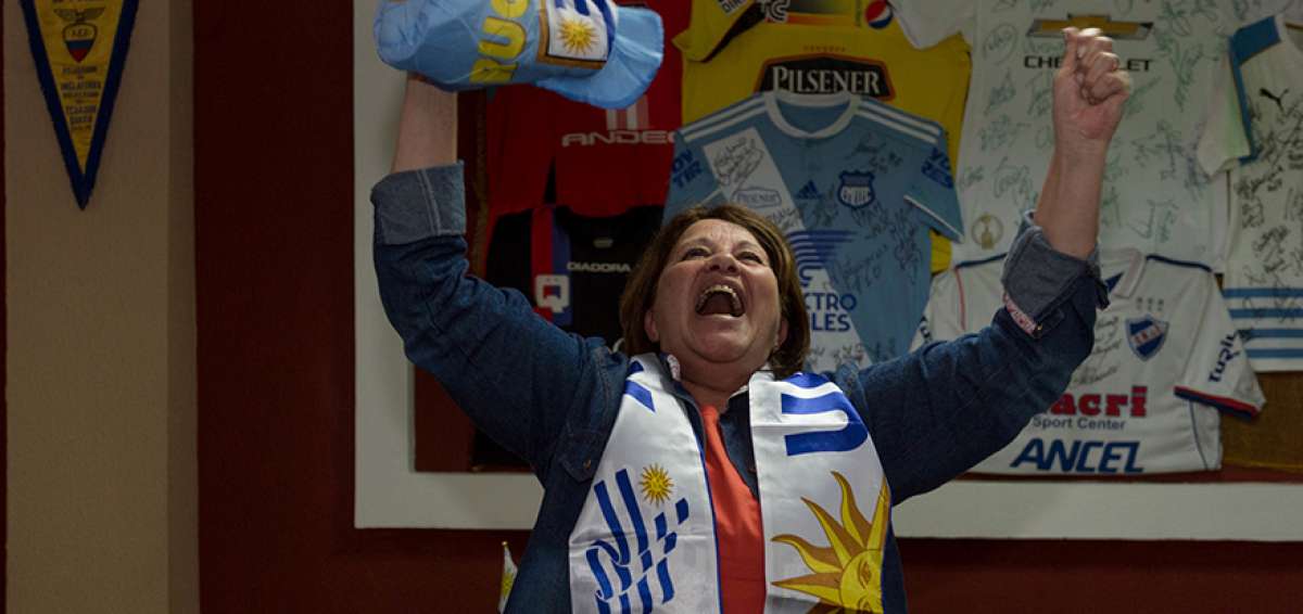 Delia Z&aacute;rate grita con alegr&iacute;a por la clasificaci&oacute;n de Uruguay a octavos. Diez aficionados charr&uacute;as vieron el partido en el local del &ldquo;Negro&rdquo; Muniz. 