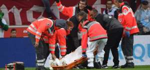 M&eacute;dico del Stuttgart salva a un jugador tras un horrible choque