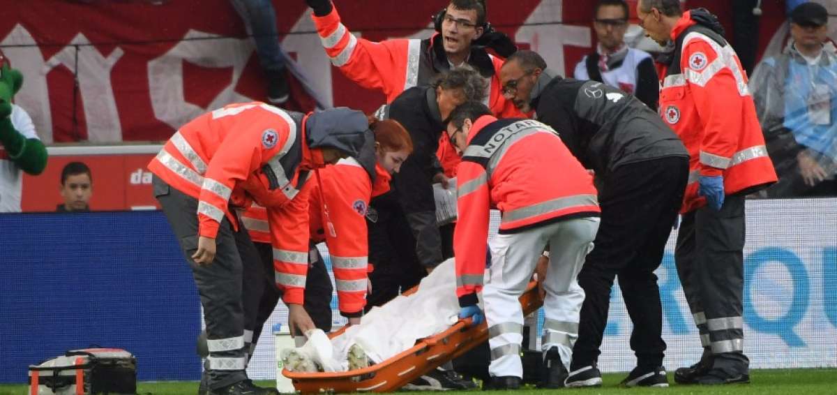 M&eacute;dico del Stuttgart salva a un jugador tras un horrible choque