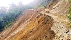 M&aacute;s de la mitad del ancho de una carretera en el noroccidente de Carchi cedi&oacute; a consecuencia del temporal en la zona. Foto: Carlos Jim&eacute;nez .