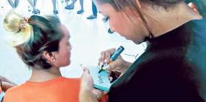 Las personas privadas de libertad fueron identificadas con ayuda de papeles pegados en sus uniformes. Foto: Cortes&iacute;a