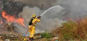 Un bombero durante la labor de sofocaci&oacute;n.