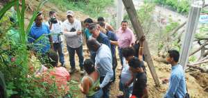 Funcionarios municipales de Esmeraldas recorrieron ayer el &aacute;rea afectada del barrio El Panecillo, donde una fuga de agua caus&oacute; da&ntilde;os en 12 casas.