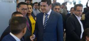 La actitud de Jos&eacute; Tu&aacute;rez (centro) durante su comparecencia ante la Comisi&oacute;n de Participaci&oacute;n Ciudadana caus&oacute; el rechazo de los asamble&iacute;stas.
