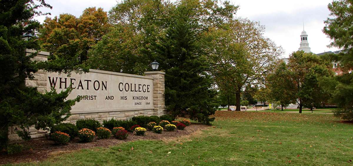 Cinco jugadores de un equipo de f&uacute;tbol americano de la Universidad de Wheaton (Chicago) est&aacute;n acusados de abusar y de herir gravemente a un compa&ntilde;ero.