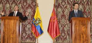 Los cancilleres Wang Li (izq.) y Guillaume Long (der.) efectuaron ayer el anuncio de la visita oficial.
