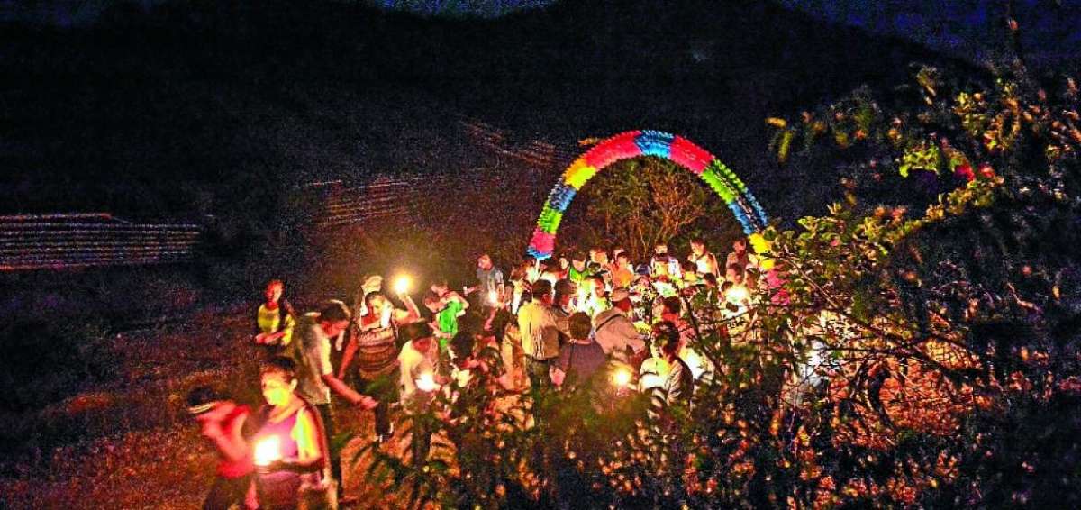 Una procesi&oacute;n iluminada por la Virgen de F&aacute;tima