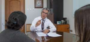 Ramiro Hidalgo, director m&eacute;dico de Solca (Quito), afirma que los profesionales tienen en cuenta la sensibilidad del paciente al dialogar con &eacute;l.