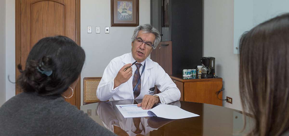 Ramiro Hidalgo, director m&eacute;dico de Solca (Quito), afirma que los profesionales tienen en cuenta la sensibilidad del paciente al dialogar con &eacute;l.