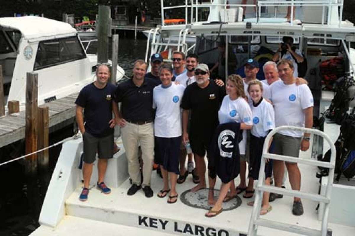 Fabien Cousteau (de camiseta blanca) posa junto con el equipo de investigadores con los que estuvo sumergido por 31 d&iacute;as a 20 metros bajo el mar. Foto: AFP