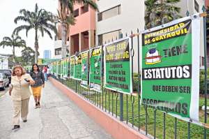 En los exteriores del edificio central del centro superior varias pancartas exigen que se respete la autonom&iacute;a universitaria y los estatutos actuales. Foto: William Orellana.