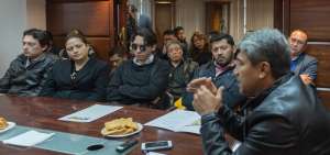 Autoridades de Sppat escuchan las inquietudes de los deudos, tras el accidente de Guayllabamba.