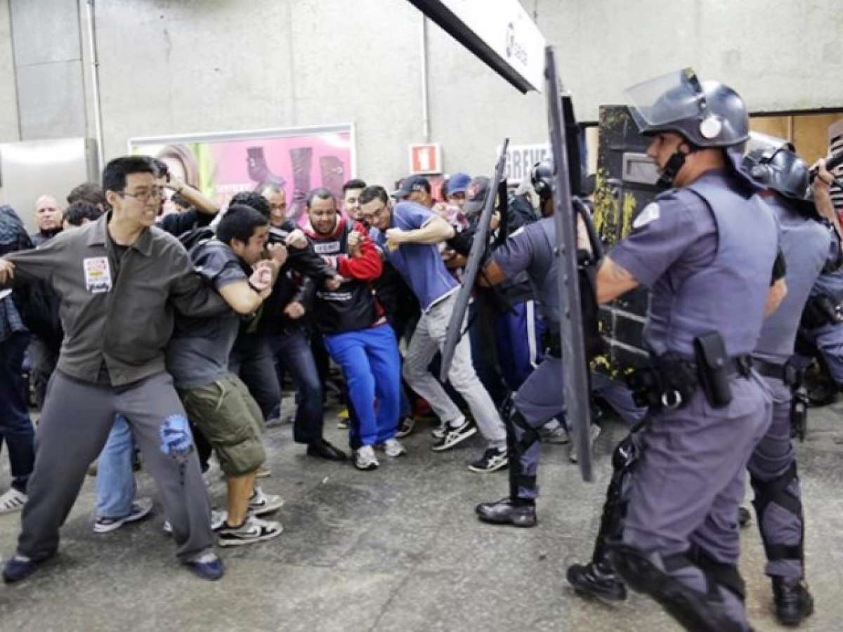 Huelguistas del metro de Sao Paulo se enfrentan a la Polic&iacute;a. Foto: Internet