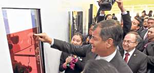 El presidente de Ecuador, Rafael Correa, y su delegaci&oacute;n observan una presentaci&oacute;n en el Parque Tecnol&oacute;gico Zhiong Guancun. Foto: Cortes&iacute;a / Presidencia de la Rep&uacute;blica