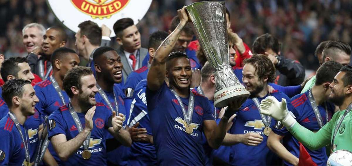 Valencia alzando la Copa de la Europa League conseguida la temporada 2016-17