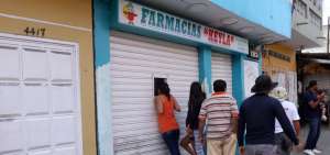 Hay negocios que atienden por peque&ntilde;as rendijas para no abrir sus puertas.