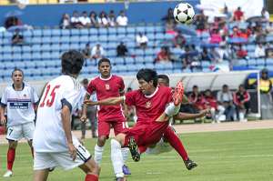Danny Flores, del Mont&uacute;far,  intenta ejecutar una chilena ante la marca de los defensores del Colegio de Liga de Quito. Foto: Fernando Sandoval