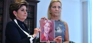 Identificada como Robin (der), la mujer compareci&oacute; en una rueda de prensa junto con la abogada Gloria Allred para desvelar sus acusaciones contra el cineasta.