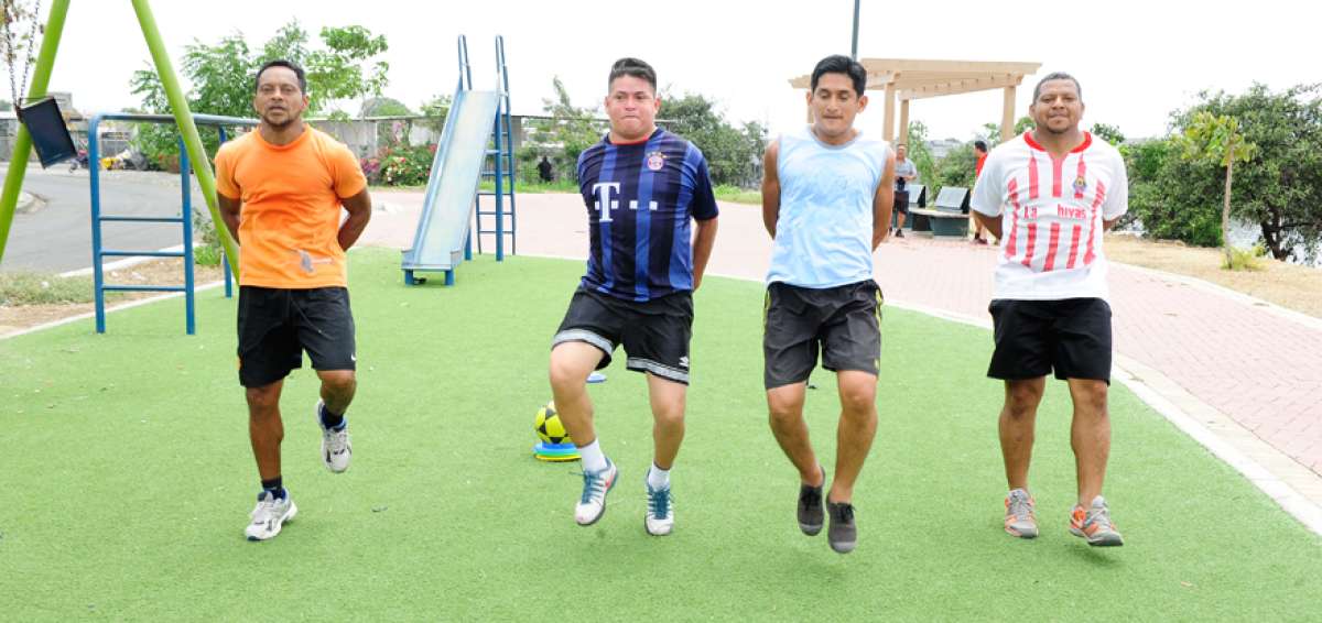 Marcelo, el &lsquo;Mu&ntilde;eco&rsquo; Boh&oacute;rquez (de naranja), trabaja para mejorar el rendimiento f&iacute;sico con sus dirigidos.