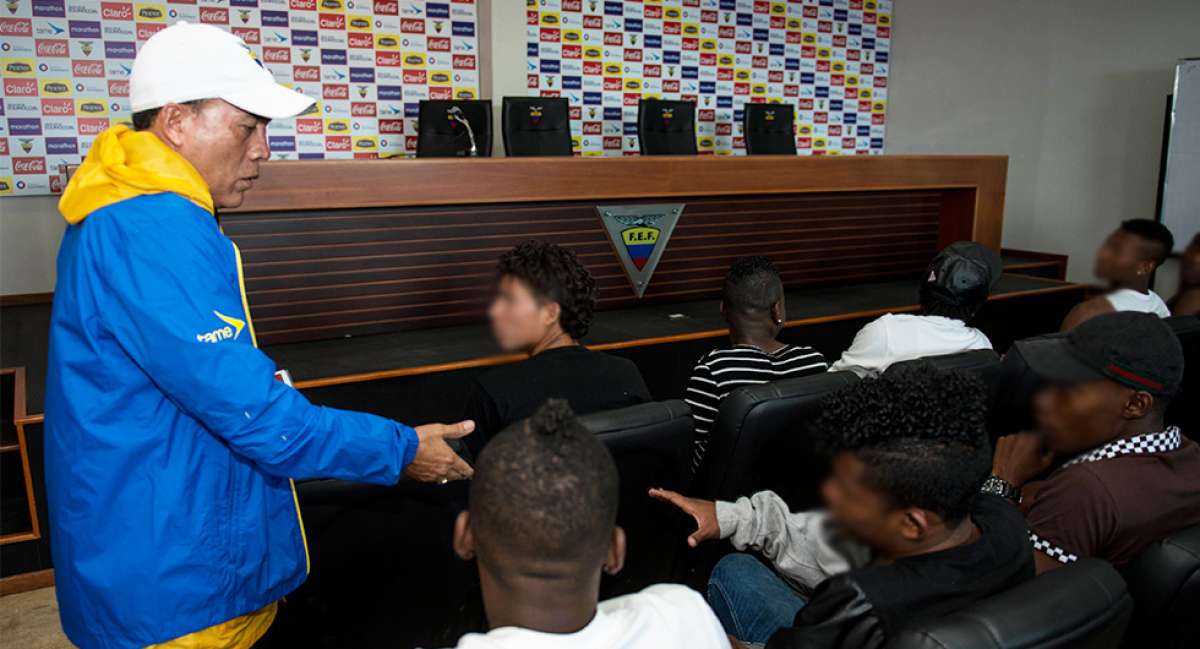 Javier Rodr&iacute;guez, DT de la selecci&oacute;n Sub-17, se reuni&oacute; con los jugadores en la Casa de la Selecci&oacute;n Ecuatoriana de F&uacute;tbol. Foto: Marco Salgado / El Tel&eacute;grafo.