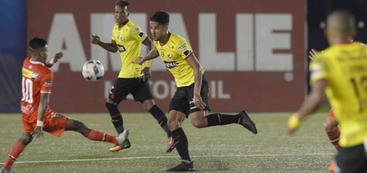 Barcelona vence a River y se afianza en lo alto de la tabla