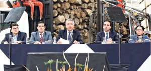 El presidente Len&iacute;n Moreno present&oacute; el reglamento de la Ley de Fomento Productivo desde la empresa maderera Novapan.