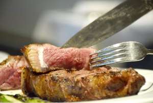 La cocina utiliza t&eacute;cnicas tradicionales al carb&oacute;n y le&ntilde;a.