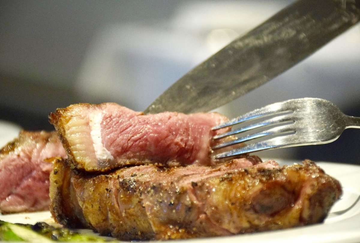 La cocina utiliza t&eacute;cnicas tradicionales al carb&oacute;n y le&ntilde;a.
