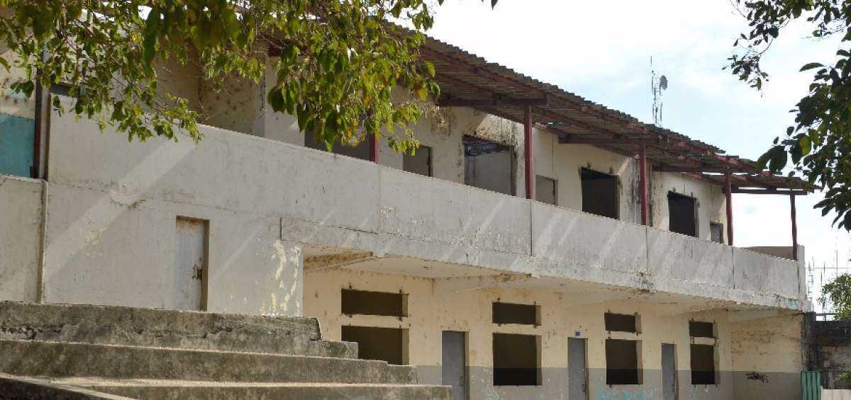 Las rejas de las ventanas y parte del tejado son algunos de los objetos sustra&iacute;dos en las instalaciones abandonadas de la escuela Bello Horizonte.