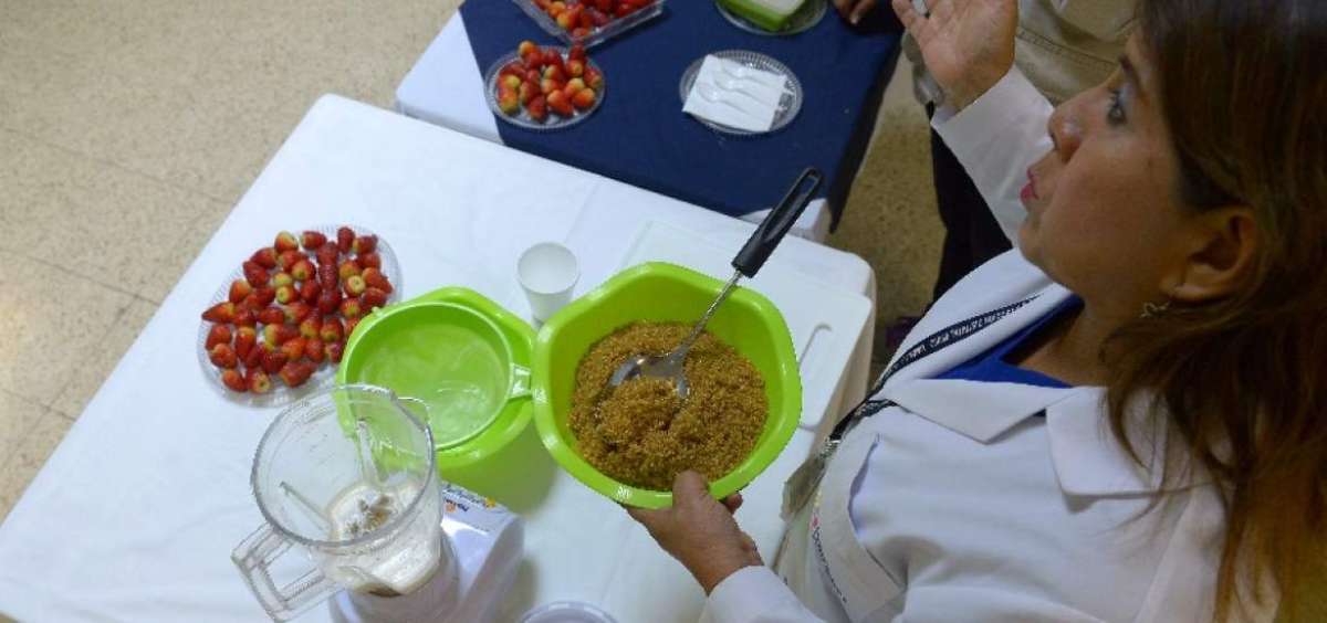 La nutricionista Margarita Hermenejildo prepara, en pocos minutos, un batido nutricional con quinua y frutillas.