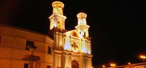 La iglesia de Santo Domingo es parte de la ruta tur&iacute;stica. En las noches se puede disfrutar a&uacute;n m&aacute;s su belleza.