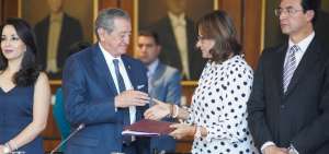 La presidenta de la Asamblea Nacional, Elizabeth Cabezas, recibi&oacute; del ministro de Defensa, Oswaldo Jarr&iacute;n, el proyecto de C&oacute;digo Org&aacute;nico de Seguridad del Estado.