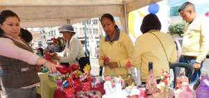 Los peque&ntilde;os negocios tambi&eacute;n incluyen la elaboraci&oacute;n de artesan&iacute;a y manualidades que son expuestas en ferias organizadas por el MIES.