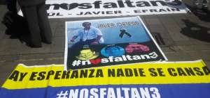 Carteles en la Plaza Grande recuerdan a Javier Ortega, Pa&uacute;l Rivas y Efra&iacute;n Segarra. Hace un a&ntilde;o fueron secuestrados en Mataje. 