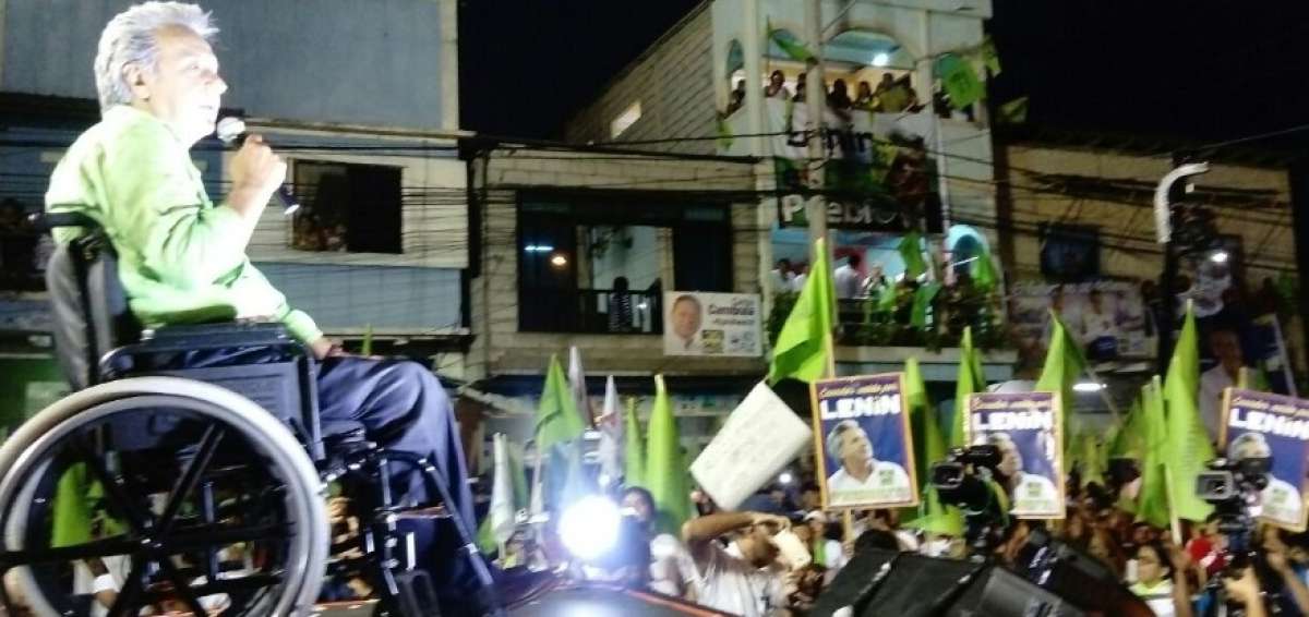 Len&iacute;n Moreno comparti&oacute; sus propuestas con los habitantes de Santa Elena