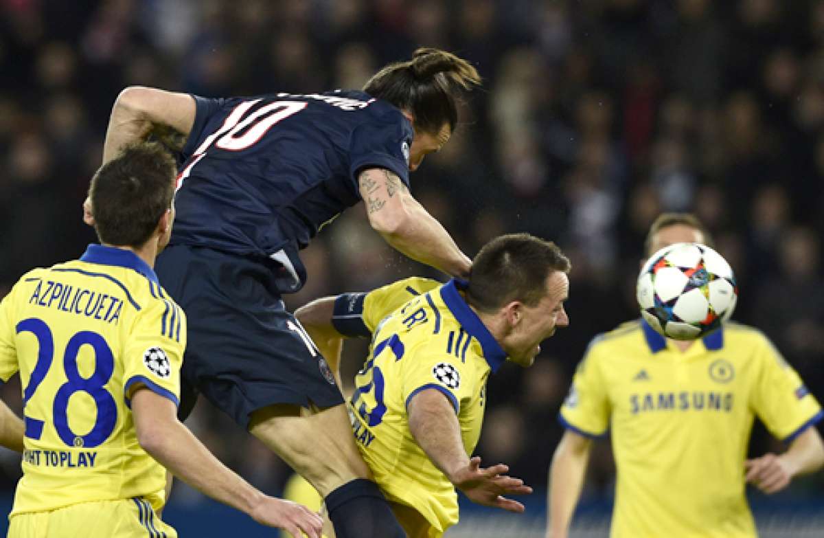 El sueco Zlatan Ibrahimovic gan&oacute; siempre, en el juego a&eacute;reo, al central de los &lsquo;Blues&rsquo;, John Terry. Foto: AFP