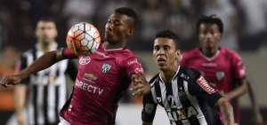 El volante colombiano Dahwling Leudo (izq.), de Melgar de Arequipa, repetir&aacute; como titular ante los ecuatorianos. El volante Bryan Cabezas, de Independiente del Valle, fue uno de los m&aacute;s incisivos contra Atl&eacute;tico Mineiro. Foto: AFP