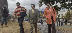 La viuda de Gabela, Patricia Ochoa, y su abogado Ramiro Rom&aacute;n (centro) acudieron ayer a la Fiscal&iacute;a.