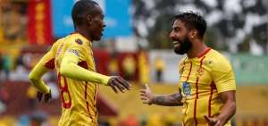 Qui&ntilde;&oacute;nez celebra el tercer tanto de Aucas con su compa&ntilde;ero y asistente Maximiliano Barreiro.