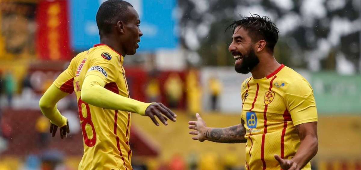 Qui&ntilde;&oacute;nez celebra el tercer tanto de Aucas con su compa&ntilde;ero y asistente Maximiliano Barreiro.