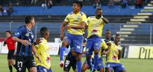 &Eacute;dison Preciado, delantero del Delf&iacute;n, intenta despejar la pelota en el &aacute;rea mantense. Fernando Le&oacute;n (27),  e Independiente del Valle, observa.