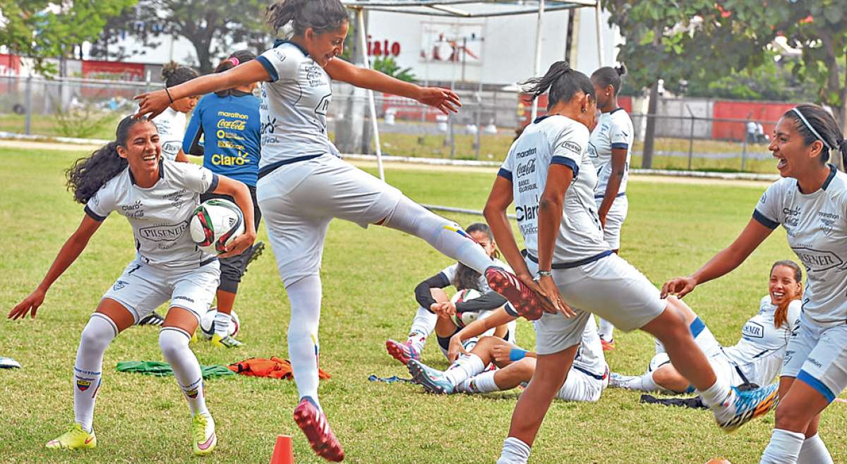 Kerly Real (centro) le cobra una apuesta a una compa&ntilde;era durante un juego recreativo antes de que inicie la pr&aacute;ctica en Fedenador. Foto: Eduardo Escobar / El Tel&eacute;grafo