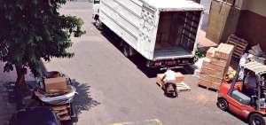 Los camiones usados para el transporte de los productos de confiter&iacute;a se parquean fuera de la f&aacute;brica.